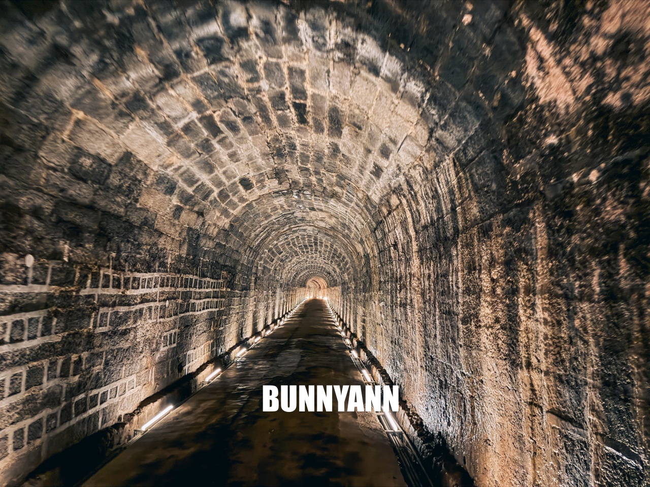 基隆【劉銘傳隧道】全台唯一百年鐵路隧道,走進神隱少女山洞秘境,開放時間、停車地點全攻略。 基隆【劉銘傳隧道】全台唯一百年鐵路隧道,走進神隱少女山洞秘境,開放時間、停車地點全攻略。