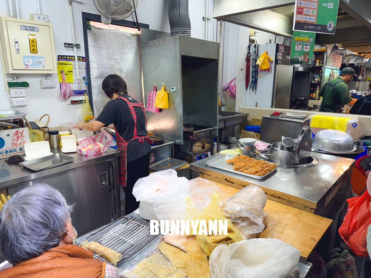 北投市場鼎邊銼雞捲!國寶級阿嬤現包,金黃酥脆古早味,晚來吃不到的排隊名店。 北投市場鼎邊銼雞捲!國寶級阿嬤現包,金黃酥脆古早味,晚來吃不到的排隊名店。