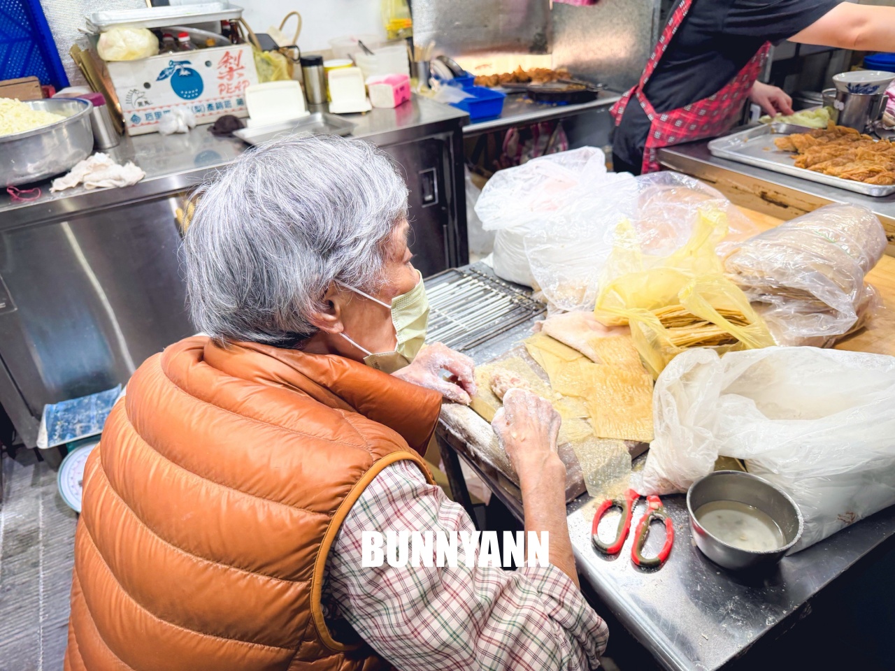 北投市場鼎邊銼雞捲!國寶級阿嬤現包,金黃酥脆古早味,晚來吃不到的排隊名店。 北投市場鼎邊銼雞捲!國寶級阿嬤現包,金黃酥脆古早味,晚來吃不到的排隊名店。