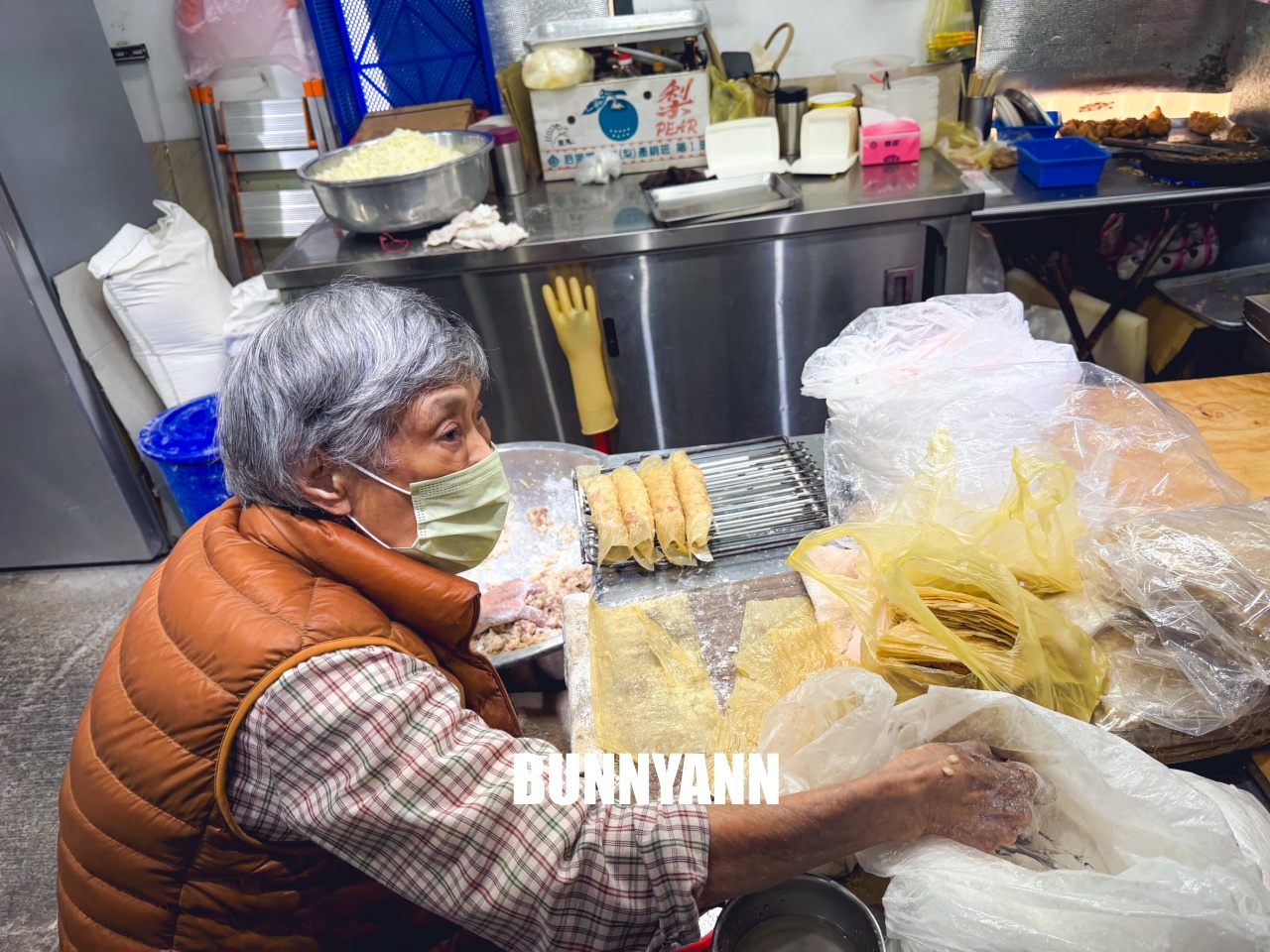 北投市場鼎邊銼雞捲!國寶級阿嬤現包,金黃酥脆古早味,晚來吃不到的排隊名店。 北投市場鼎邊銼雞捲!國寶級阿嬤現包,金黃酥脆古早味,晚來吃不到的排隊名店。