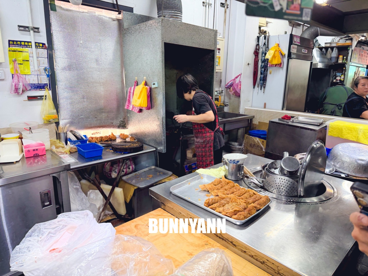 北投市場鼎邊銼雞捲!國寶級阿嬤現包,金黃酥脆古早味,晚來吃不到的排隊名店。 北投市場鼎邊銼雞捲!國寶級阿嬤現包,金黃酥脆古早味,晚來吃不到的排隊名店。