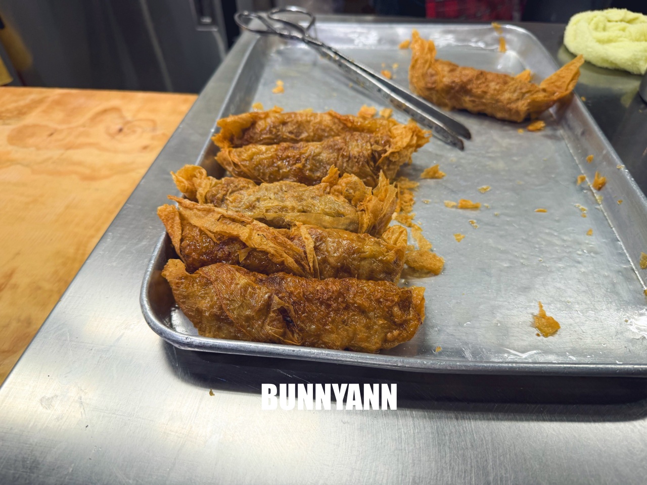 北投市場鼎邊銼雞捲!國寶級阿嬤現包,金黃酥脆古早味,晚來吃不到的排隊名店。 北投市場鼎邊銼雞捲!國寶級阿嬤現包,金黃酥脆古早味,晚來吃不到的排隊名店。