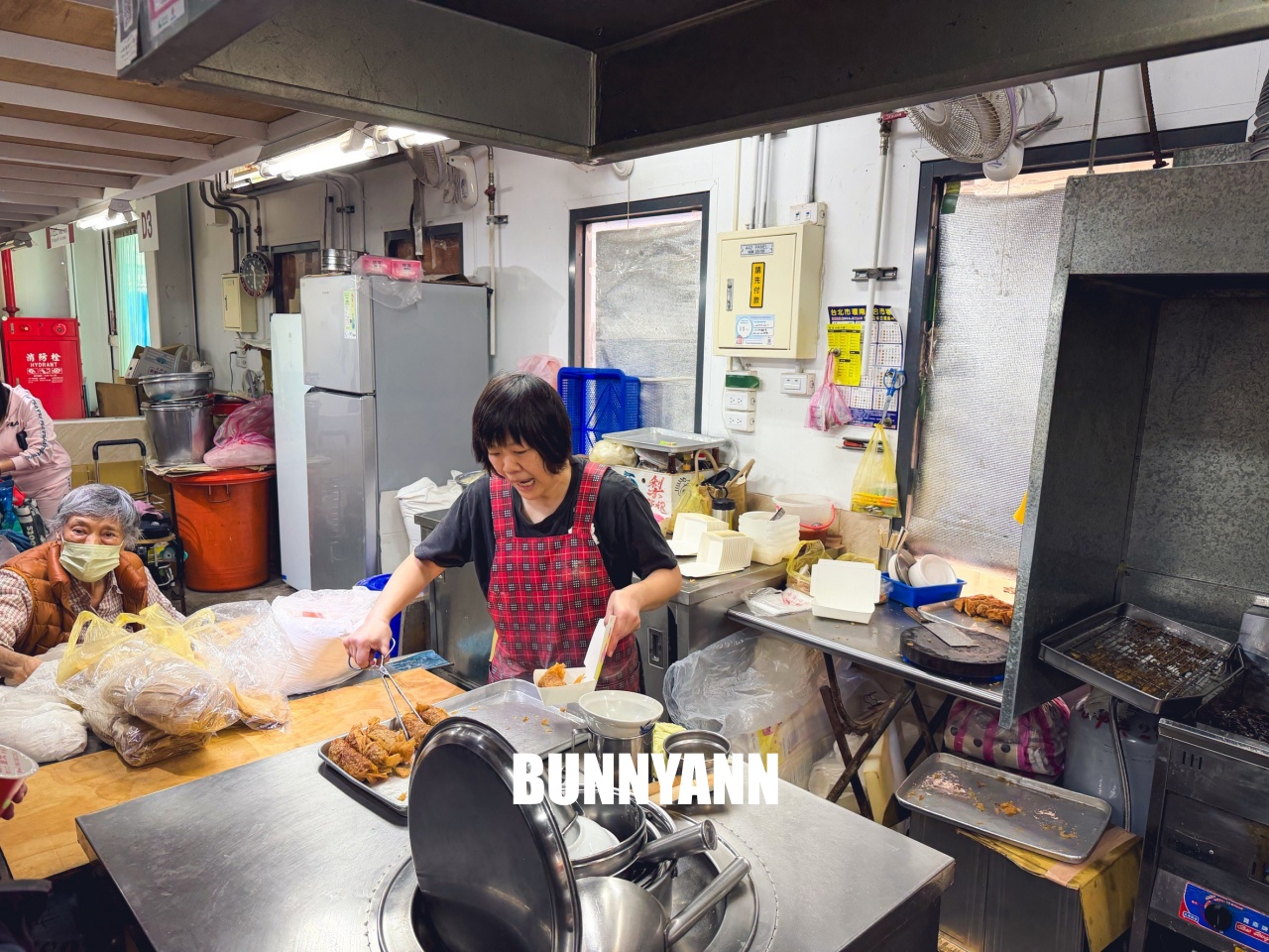 北投市場鼎邊銼雞捲!國寶級阿嬤現包,金黃酥脆古早味,晚來吃不到的排隊名店。 北投市場鼎邊銼雞捲!國寶級阿嬤現包,金黃酥脆古早味,晚來吃不到的排隊名店。