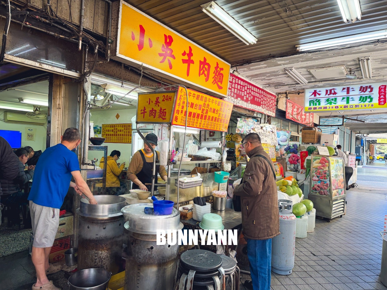 台北【小吳牛肉麵】西門町24小時不打烊，牛肉麵只要110元起，老台北人的深夜食堂。