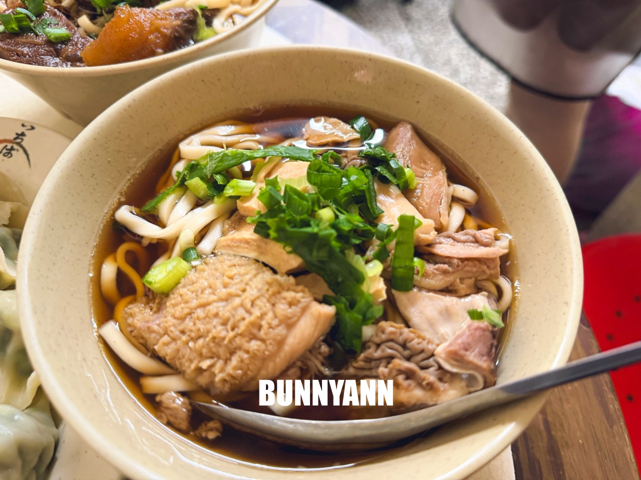 台北【小吳牛肉麵】西門町24小時不打烊，牛肉麵只要110元起，老台北人的深夜食堂。