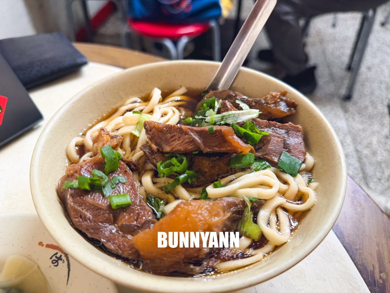 台北【小吳牛肉麵】西門町24小時不打烊，牛肉麵只要110元起，老台北人的深夜食堂。