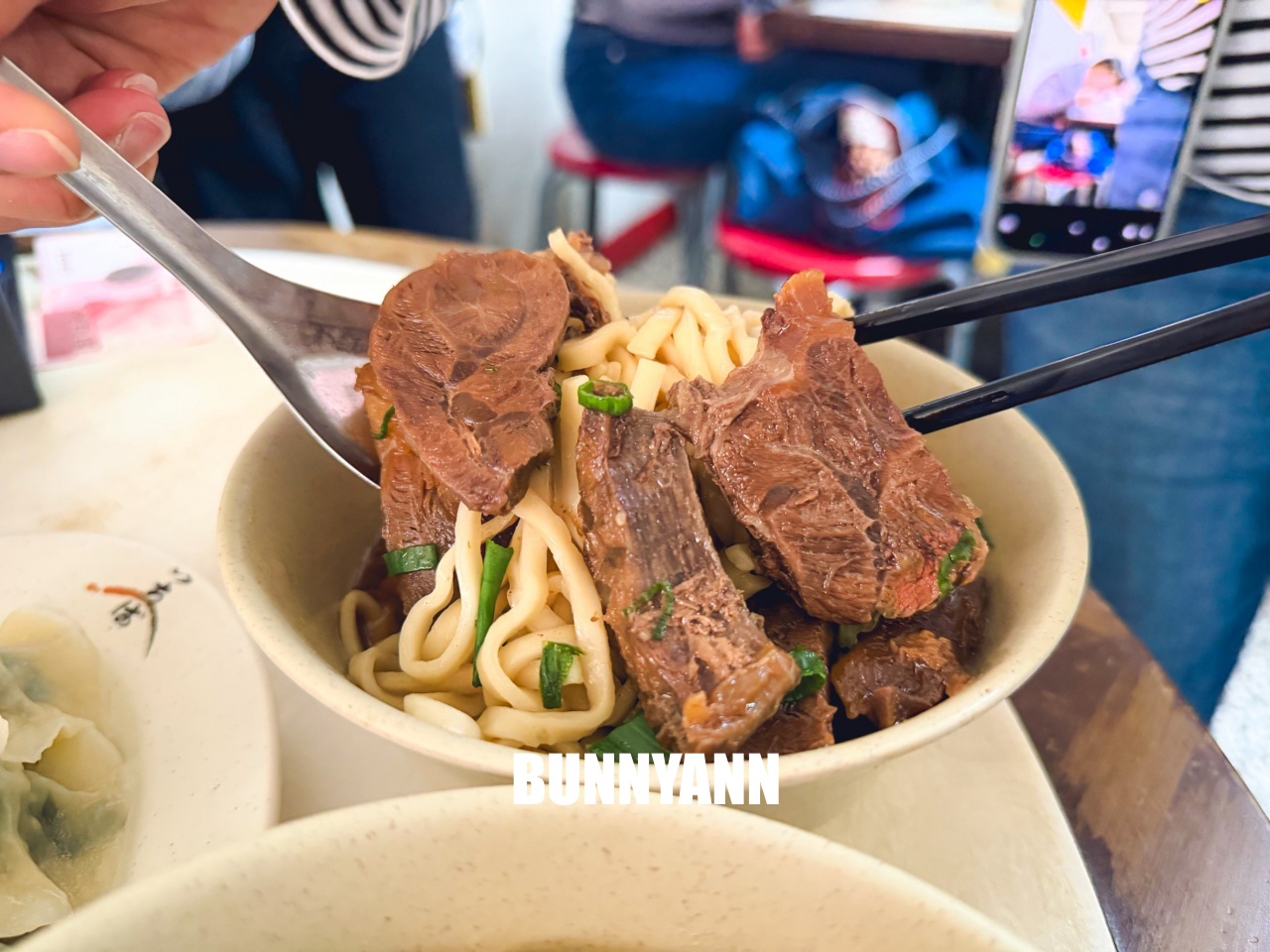 台北【小吳牛肉麵】西門町24小時不打烊，牛肉麵只要110元起，老台北人的深夜食堂。