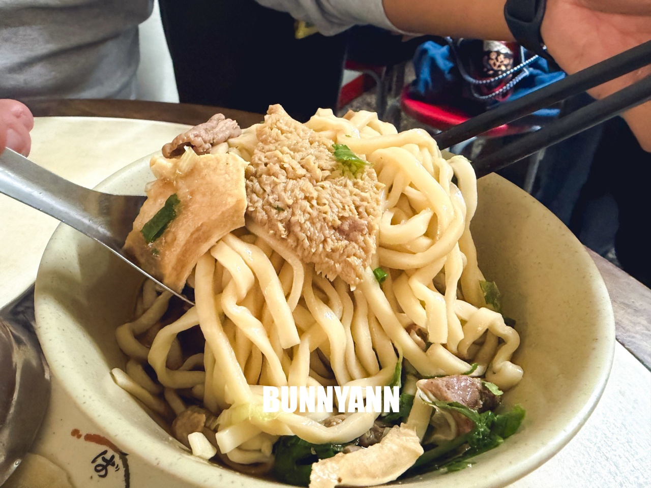 台北【小吳牛肉麵】西門町24小時不打烊，牛肉麵只要110元起，老台北人的深夜食堂。