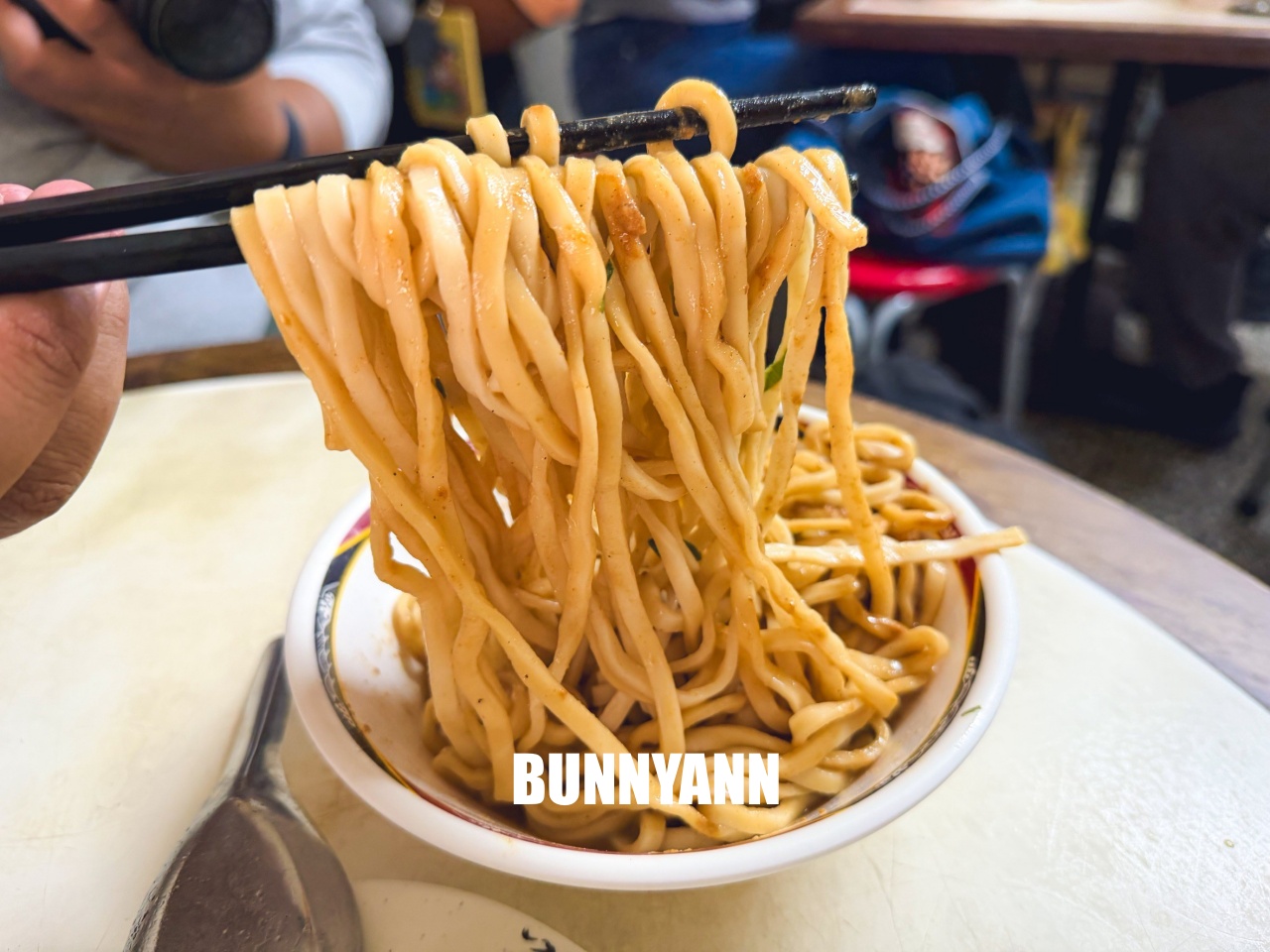 台北【小吳牛肉麵】西門町24小時不打烊，牛肉麵只要110元起，老台北人的深夜食堂。