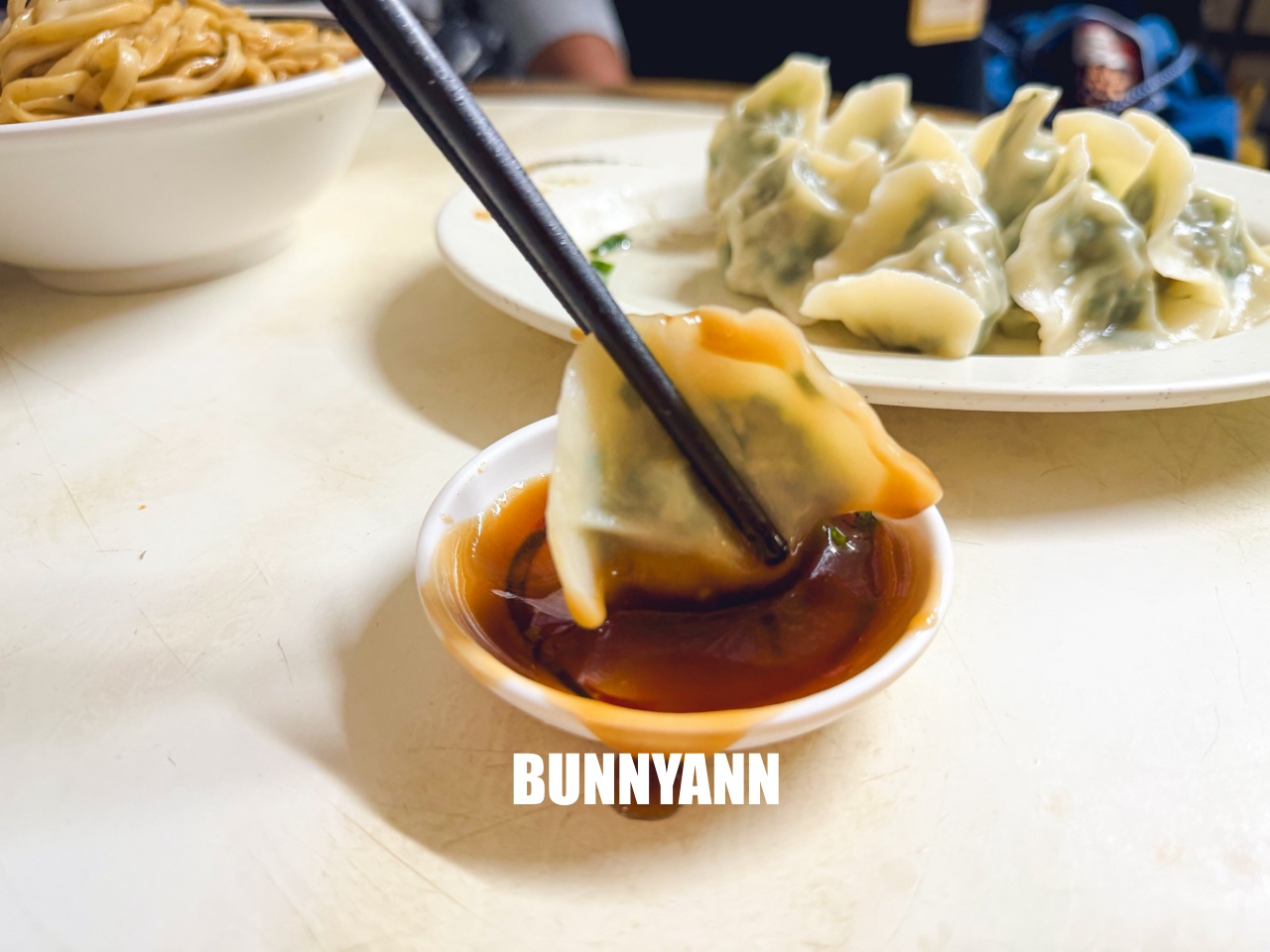 台北【小吳牛肉麵】西門町24小時不打烊，牛肉麵只要110元起，老台北人的深夜食堂。