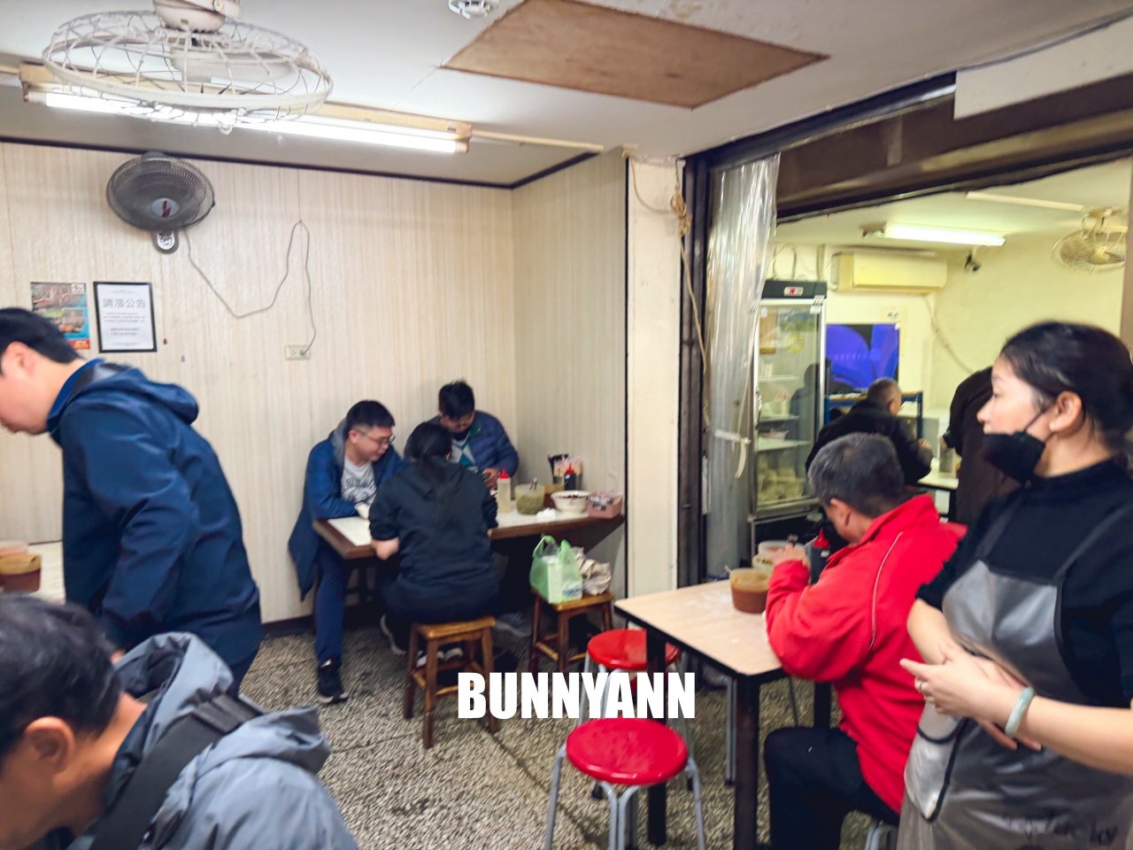 台北【小吳牛肉麵】西門町24小時不打烊，牛肉麵只要110元起，老台北人的深夜食堂。