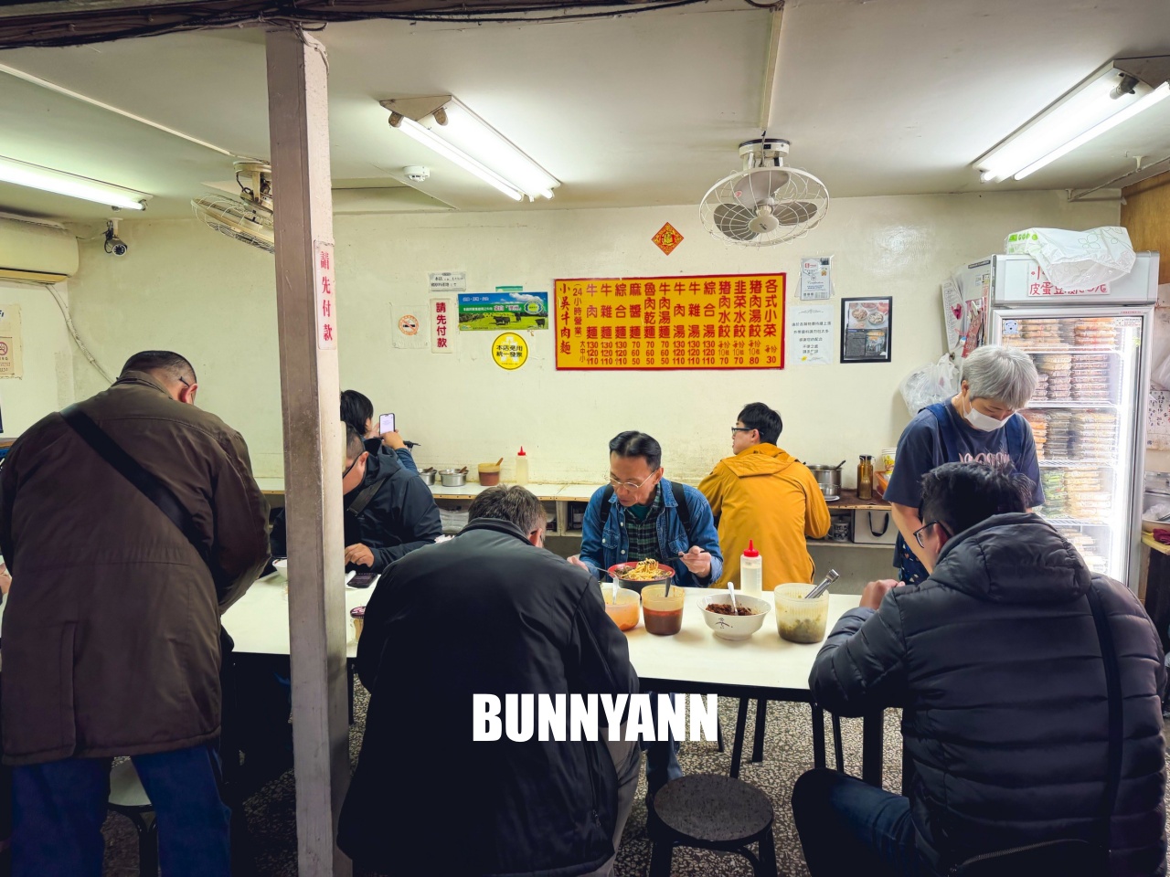 台北【小吳牛肉麵】西門町24小時不打烊，牛肉麵只要110元起，老台北人的深夜食堂。