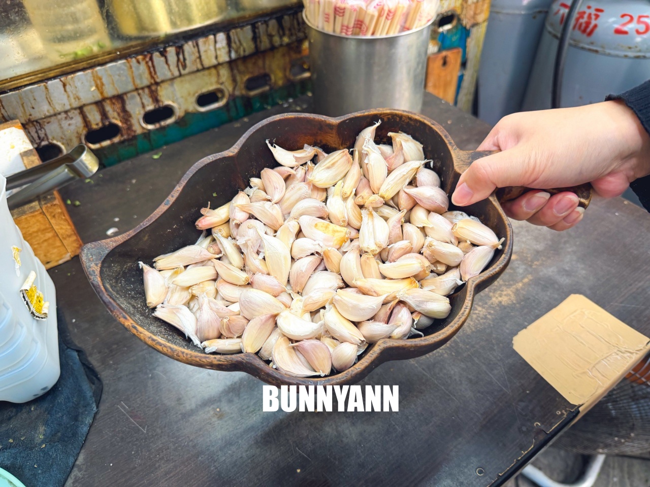 台北【小吳牛肉麵】西門町24小時不打烊，牛肉麵只要110元起，老台北人的深夜食堂。