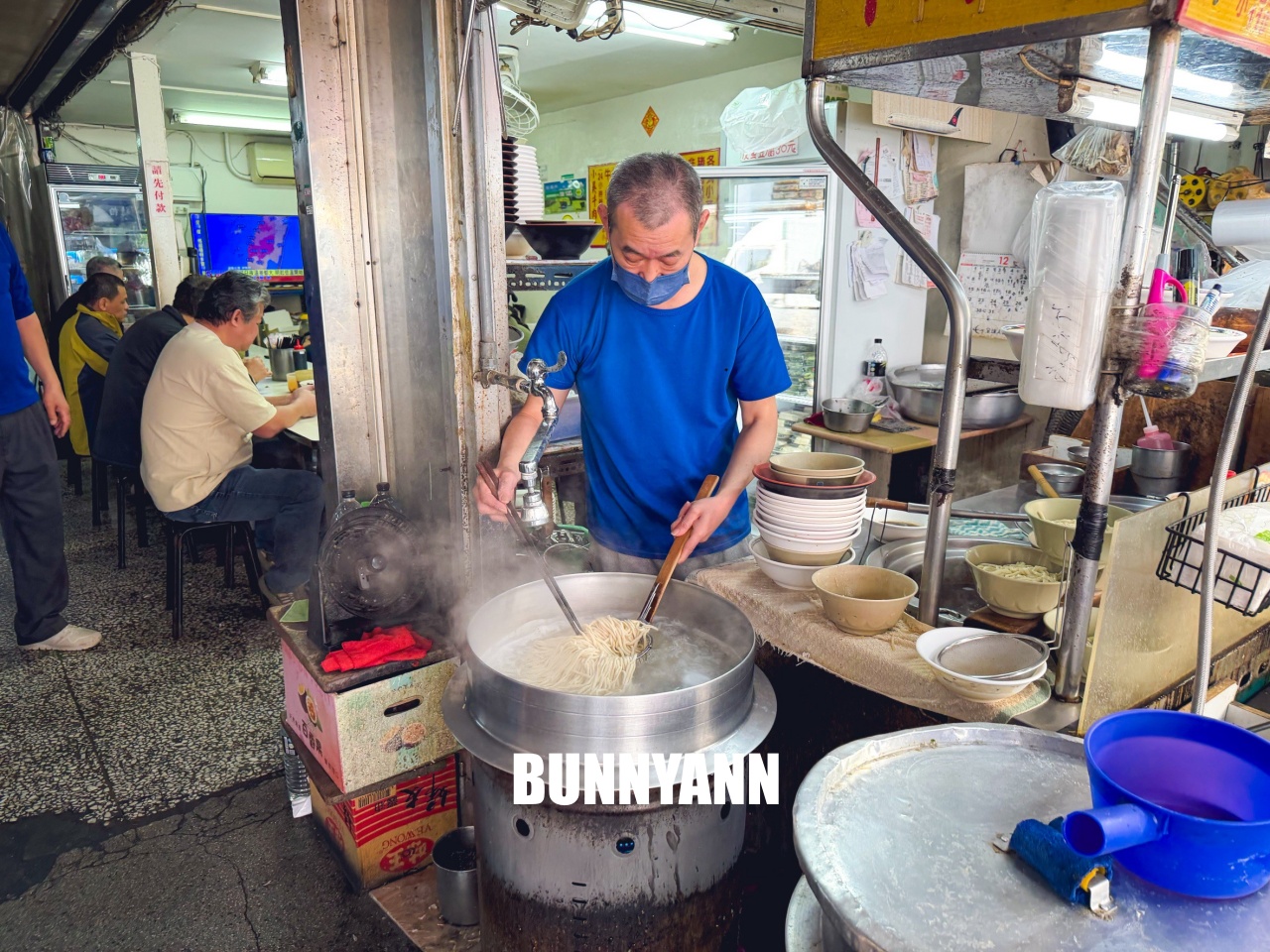 台北【小吳牛肉麵】西門町24小時不打烊，牛肉麵只要110元起，老台北人的深夜食堂。