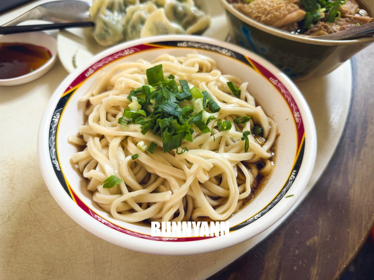 台北【小吳牛肉麵】西門町24小時不打烊，牛肉麵只要110元起，老台北人的深夜食堂。