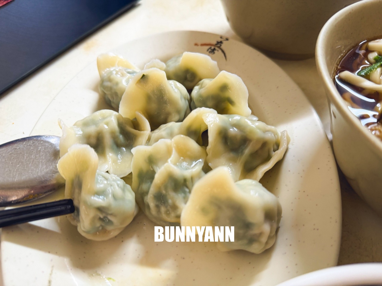 台北【小吳牛肉麵】西門町24小時不打烊，牛肉麵只要110元起，老台北人的深夜食堂。