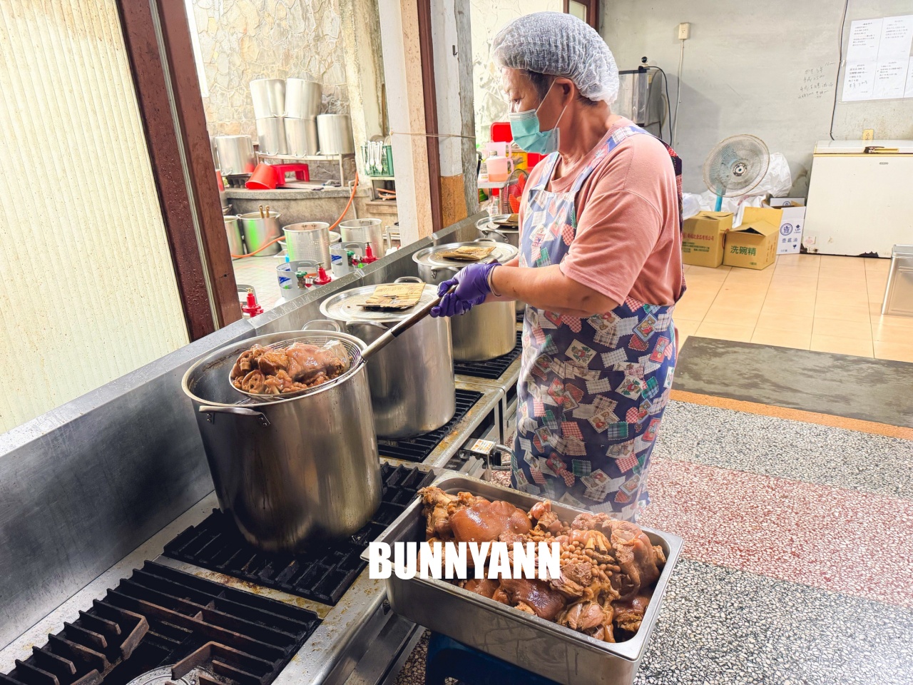 台南【承樑老黑糖滷味】超入味豬腳、鴨翅必買，職人手作真空包裝，追劇宵夜的最佳首選。