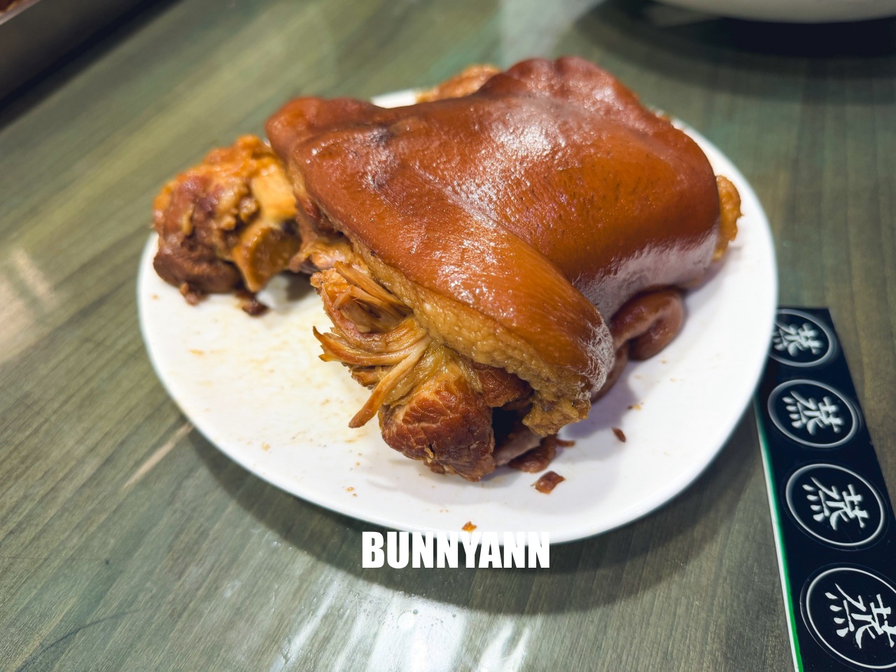 台南【承樑老黑糖滷味】超入味豬腳、鴨翅必買，職人手作真空包裝，追劇宵夜的最佳首選。