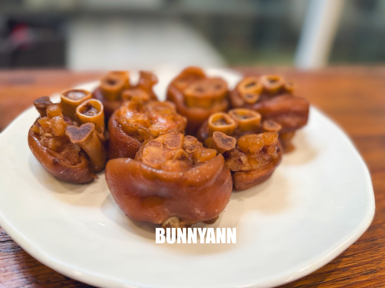 台南【承樑老黑糖滷味】超入味豬腳、鴨翅必買，職人手作真空包裝，追劇宵夜的最佳首選。