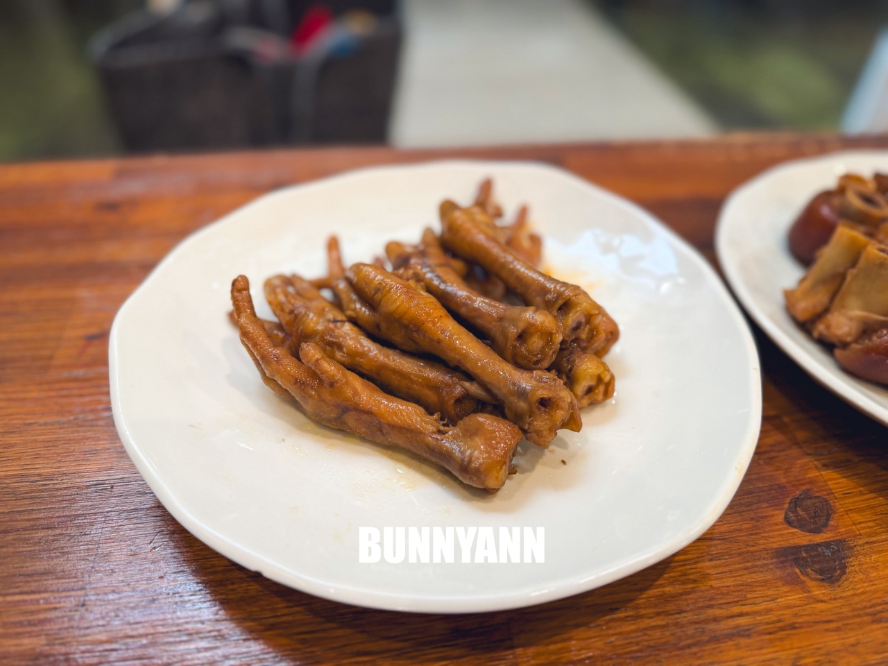 台南【承樑老黑糖滷味】超入味豬腳、鴨翅必買，職人手作真空包裝，追劇宵夜的最佳首選。