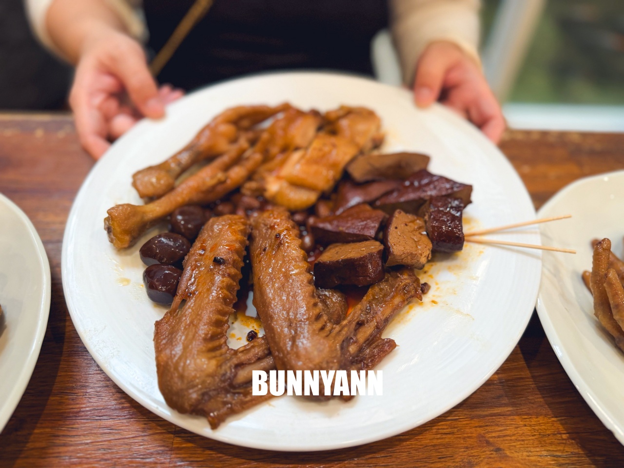 台南【承樑老黑糖滷味】超入味豬腳、鴨翅必買，職人手作真空包裝，追劇宵夜的最佳首選。