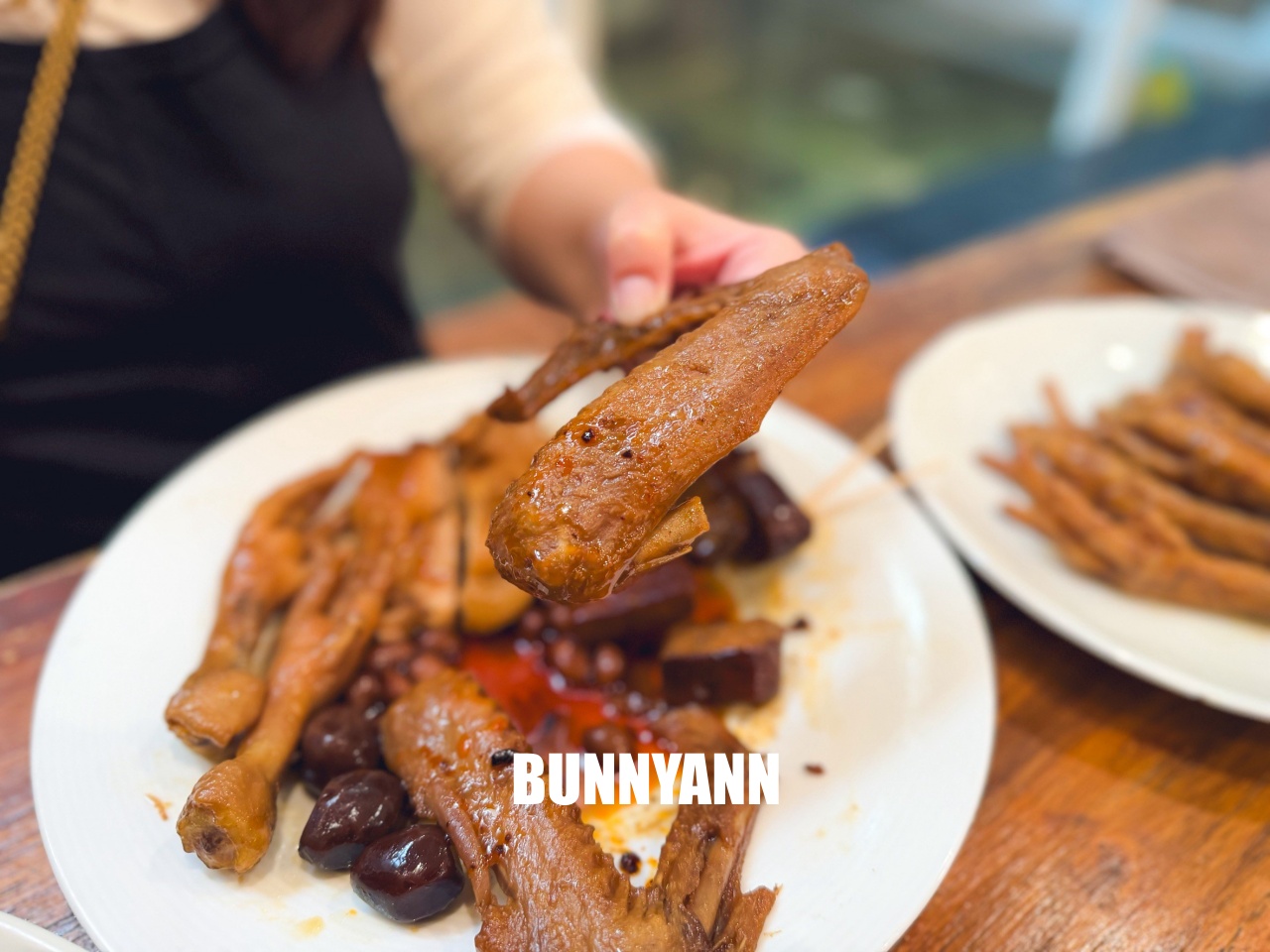 台南【承樑老黑糖滷味】超入味豬腳、鴨翅必買，職人手作真空包裝，追劇宵夜的最佳首選。