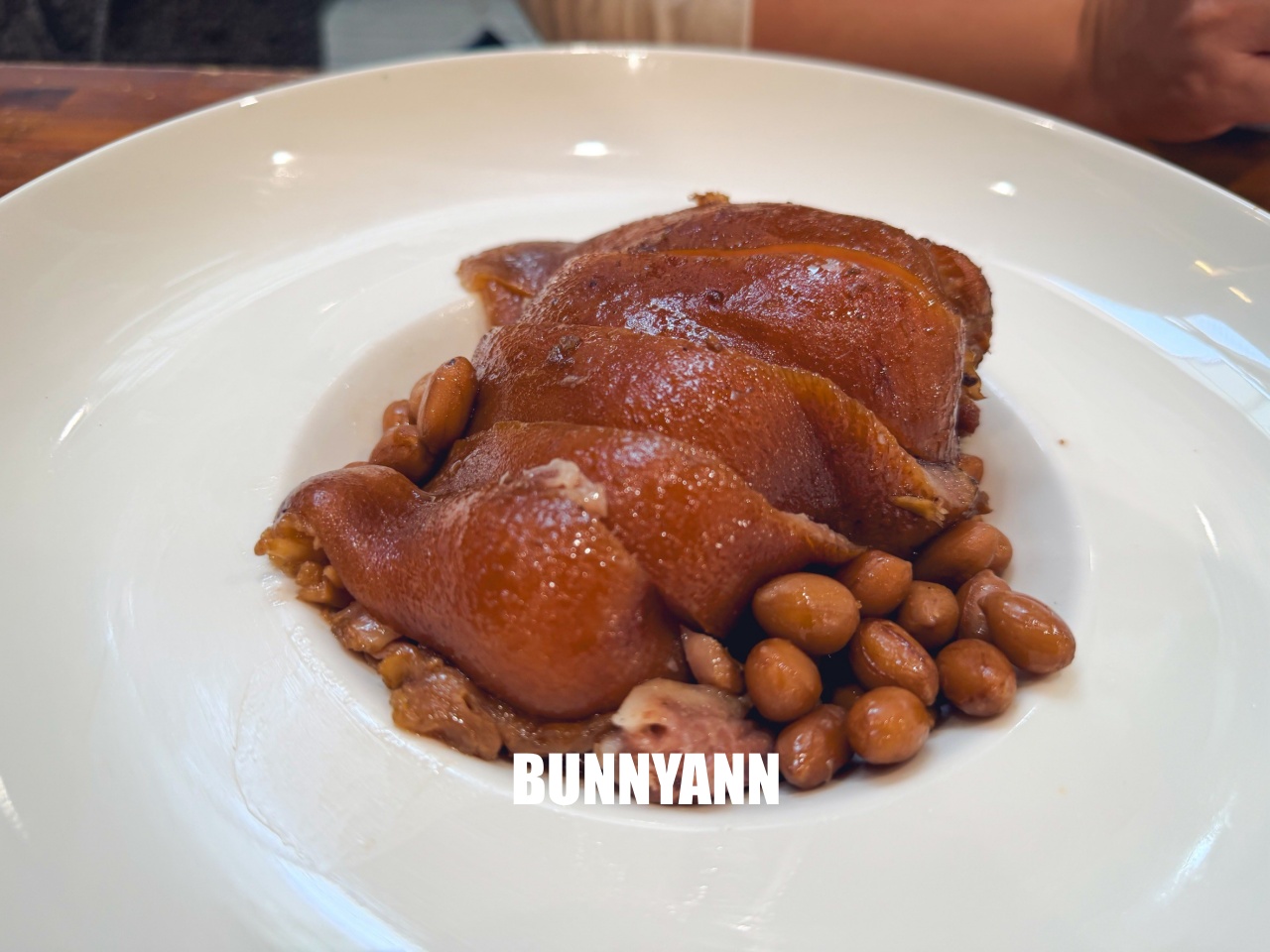 台南【承樑老黑糖滷味】超入味豬腳、鴨翅必買，職人手作真空包裝，追劇宵夜的最佳首選。