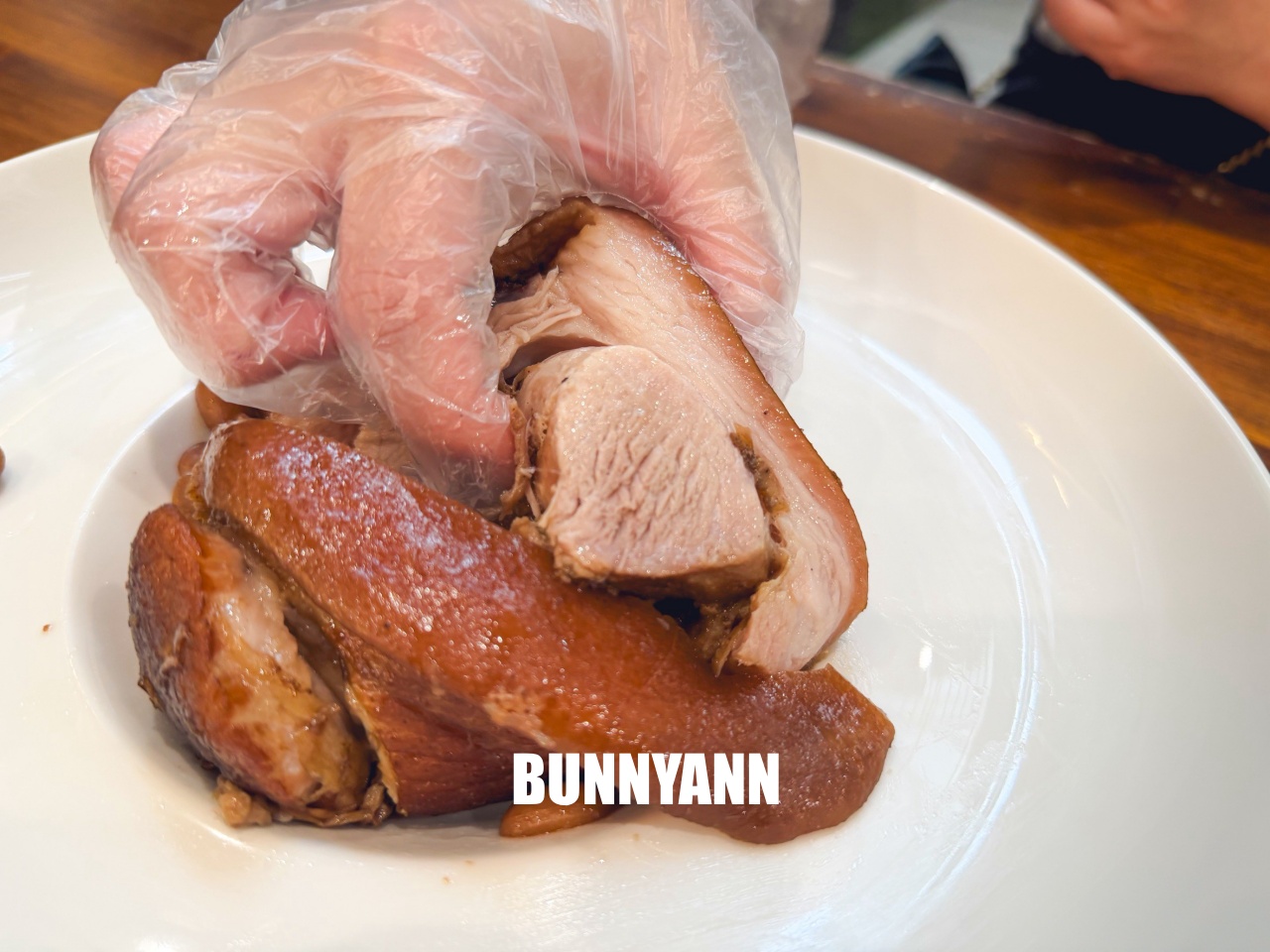 台南【承樑老黑糖滷味】超入味豬腳、鴨翅必買，職人手作真空包裝，追劇宵夜的最佳首選。