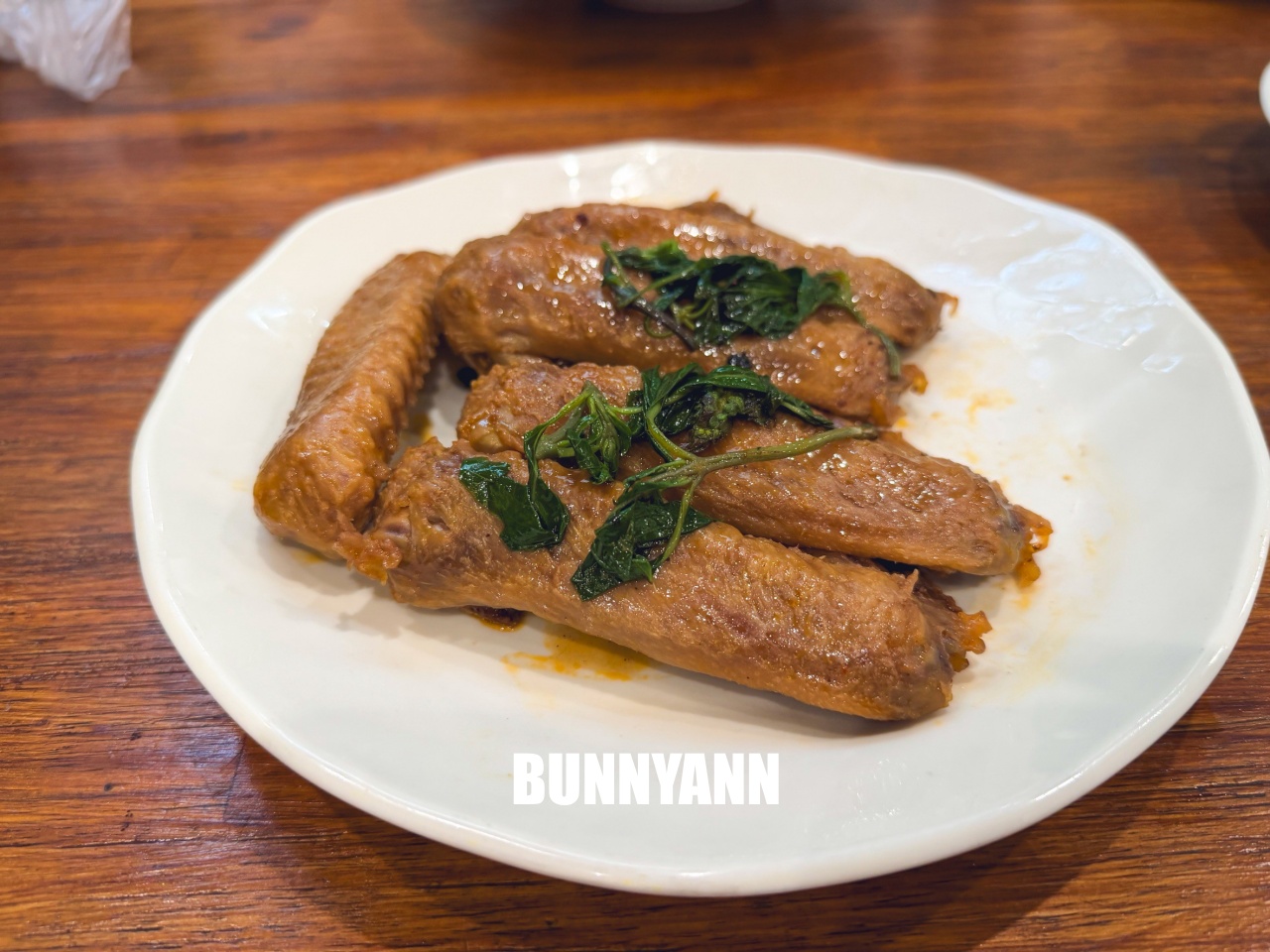 台南【承樑老黑糖滷味】超入味豬腳、鴨翅必買，職人手作真空包裝，追劇宵夜的最佳首選。