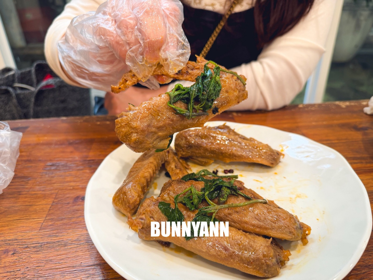 台南【承樑老黑糖滷味】超入味豬腳、鴨翅必買，職人手作真空包裝，追劇宵夜的最佳首選。