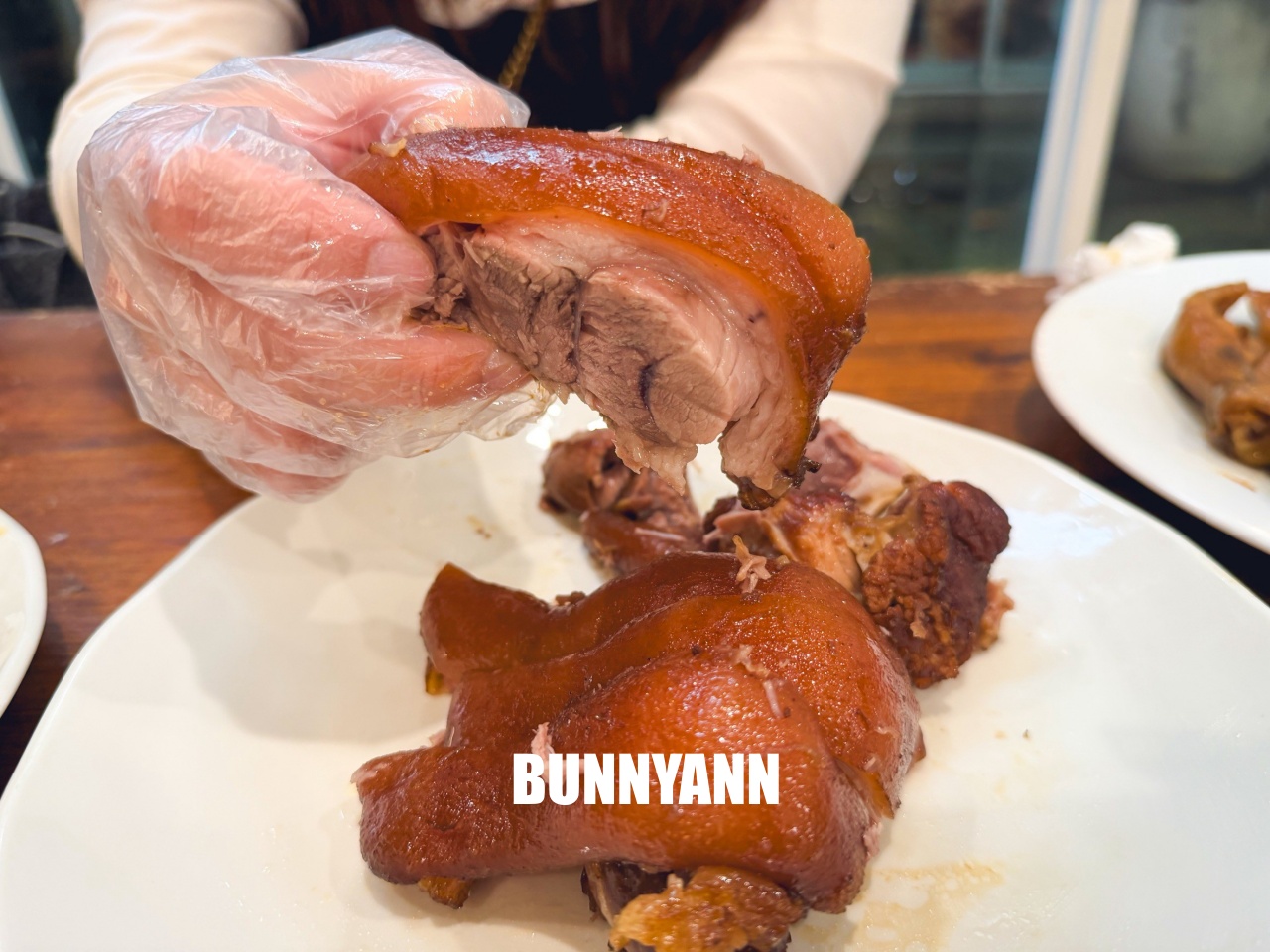 台南【承樑老黑糖滷味】超入味豬腳、鴨翅必買，職人手作真空包裝，追劇宵夜的最佳首選。