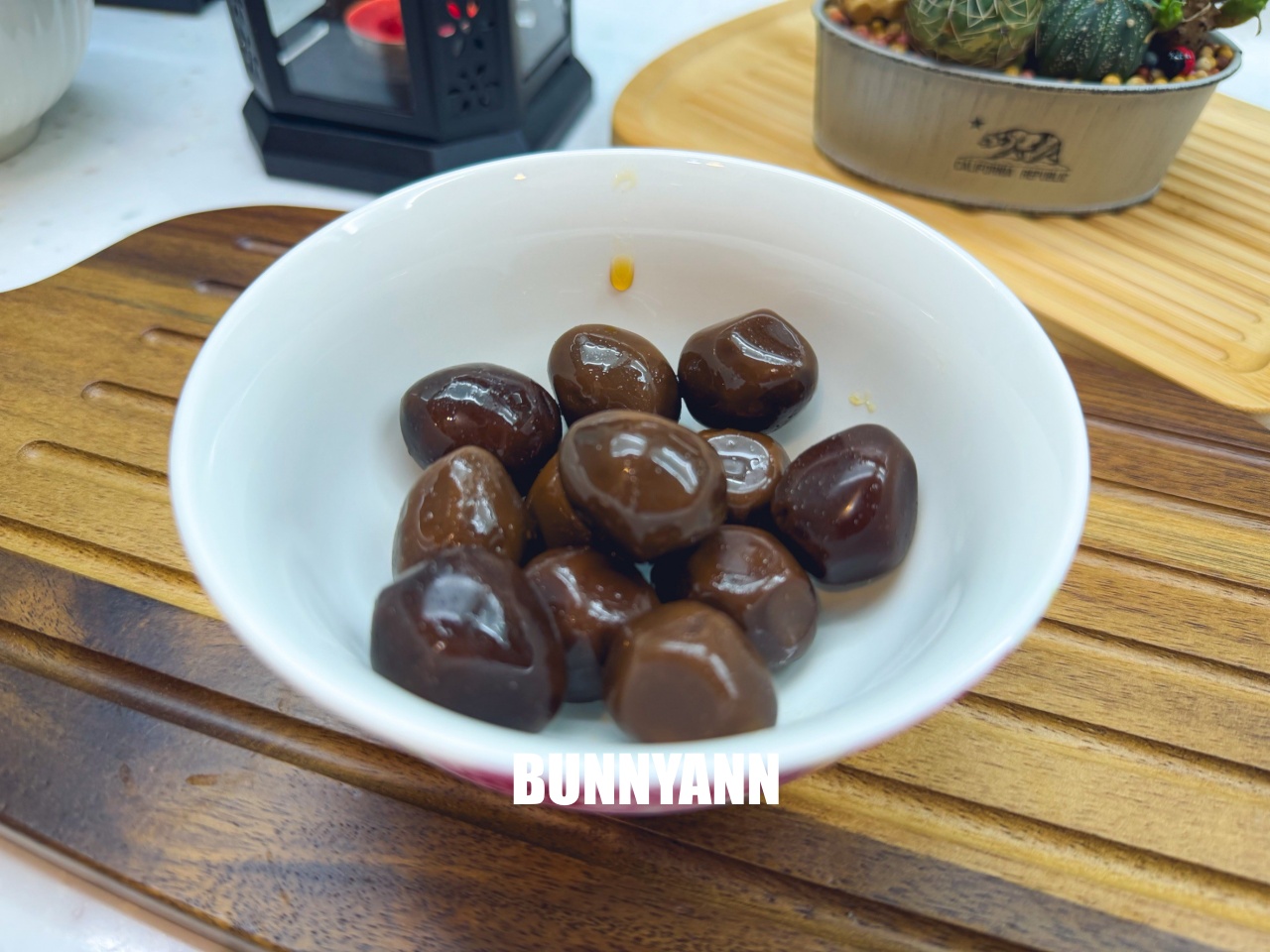 台南【承樑老黑糖滷味】超入味豬腳、鴨翅必買，職人手作真空包裝，追劇宵夜的最佳首選。