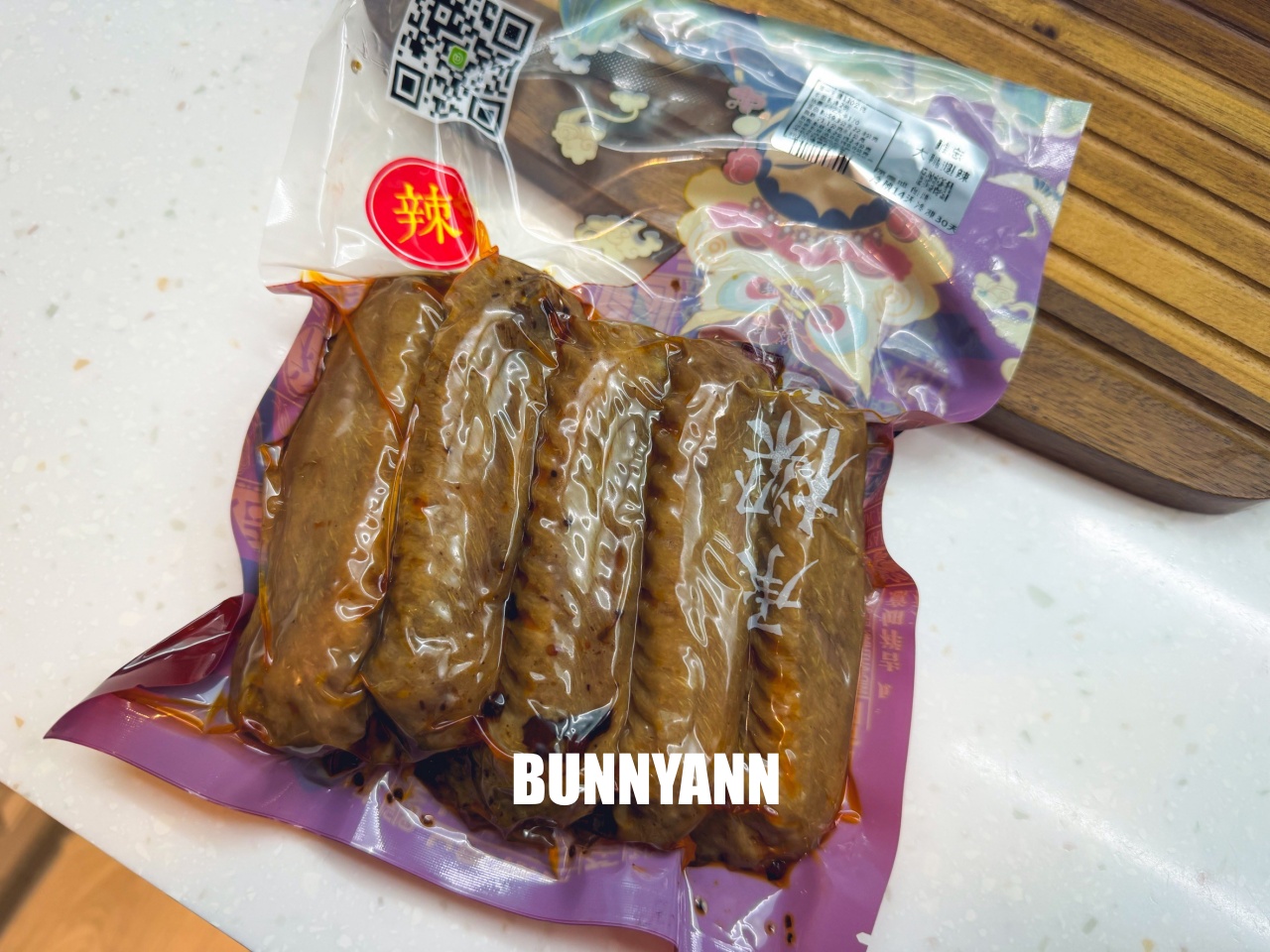 台南【承樑老黑糖滷味】超入味豬腳、鴨翅必買，職人手作真空包裝，追劇宵夜的最佳首選。