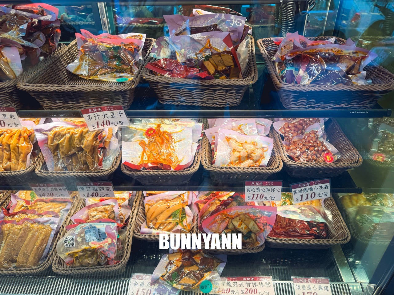 台南【承樑老黑糖滷味】超入味豬腳、鴨翅必買，職人手作真空包裝，追劇宵夜的最佳首選。