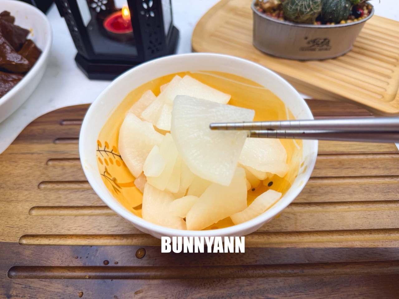 台南【承樑老黑糖滷味】超入味豬腳、鴨翅必買，職人手作真空包裝，追劇宵夜的最佳首選。