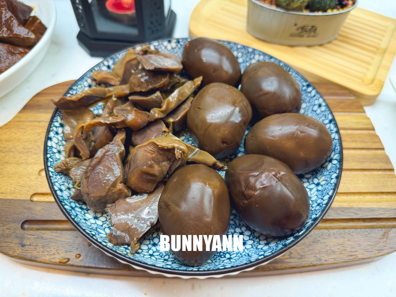 台南【承樑老黑糖滷味】超入味豬腳、鴨翅必買，職人手作真空包裝，追劇宵夜的最佳首選。