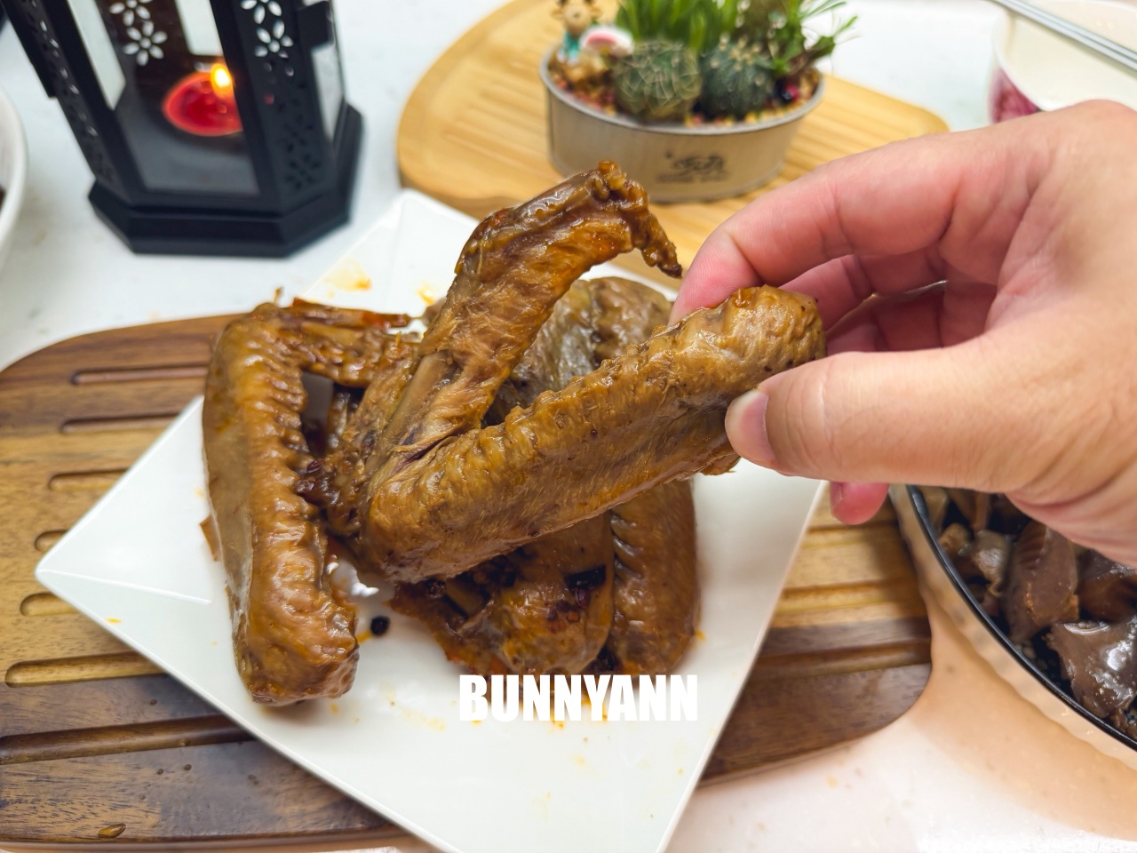 台南【承樑老黑糖滷味】超入味豬腳、鴨翅必買，職人手作真空包裝，追劇宵夜的最佳首選。