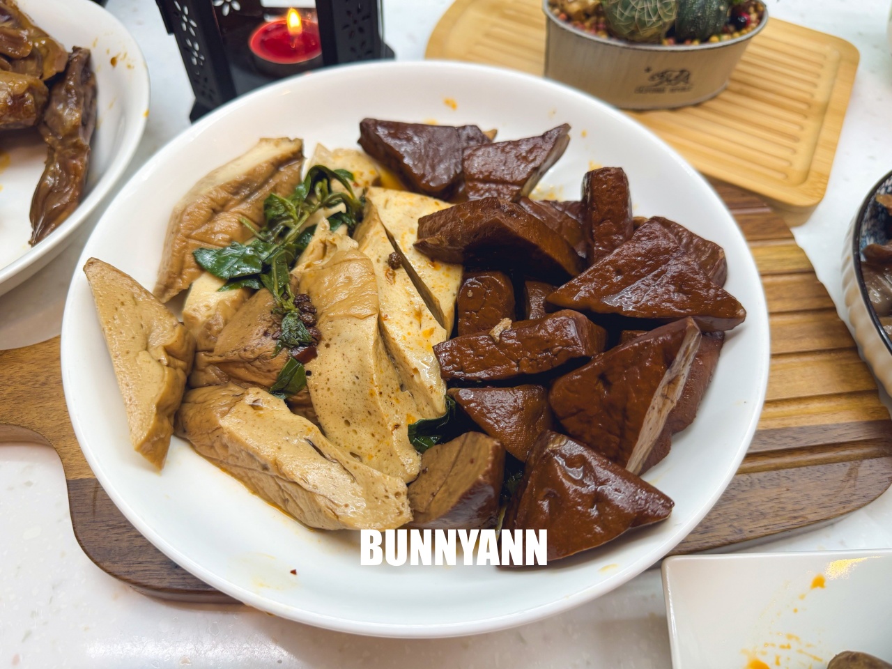 台南【承樑老黑糖滷味】超入味豬腳、鴨翅必買，職人手作真空包裝，追劇宵夜的最佳首選。