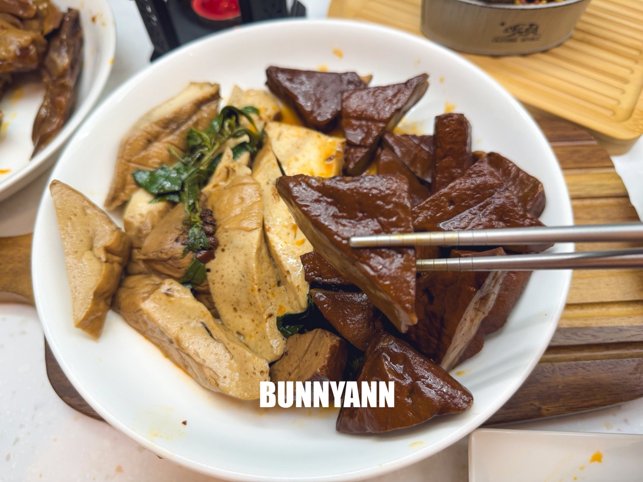 台南【承樑老黑糖滷味】超入味豬腳、鴨翅必買，職人手作真空包裝，追劇宵夜的最佳首選。