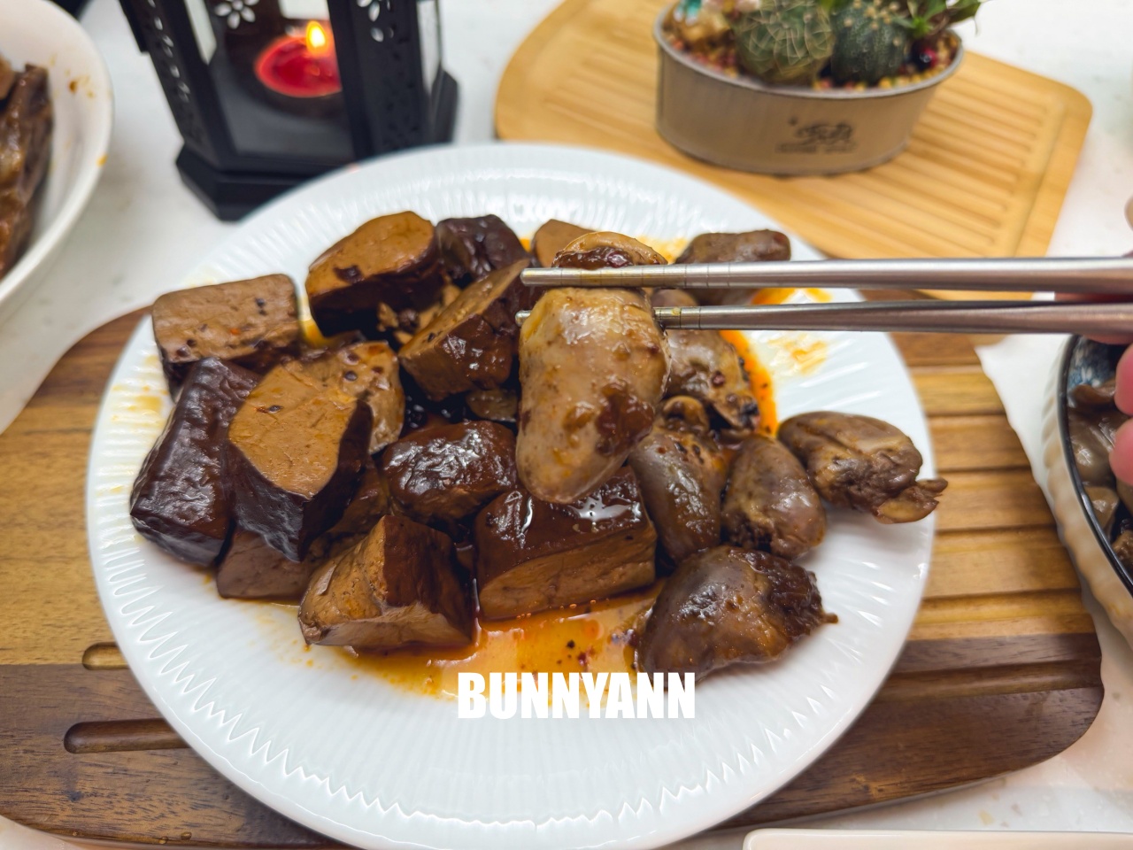 台南【承樑老黑糖滷味】超入味豬腳、鴨翅必買，職人手作真空包裝，追劇宵夜的最佳首選。