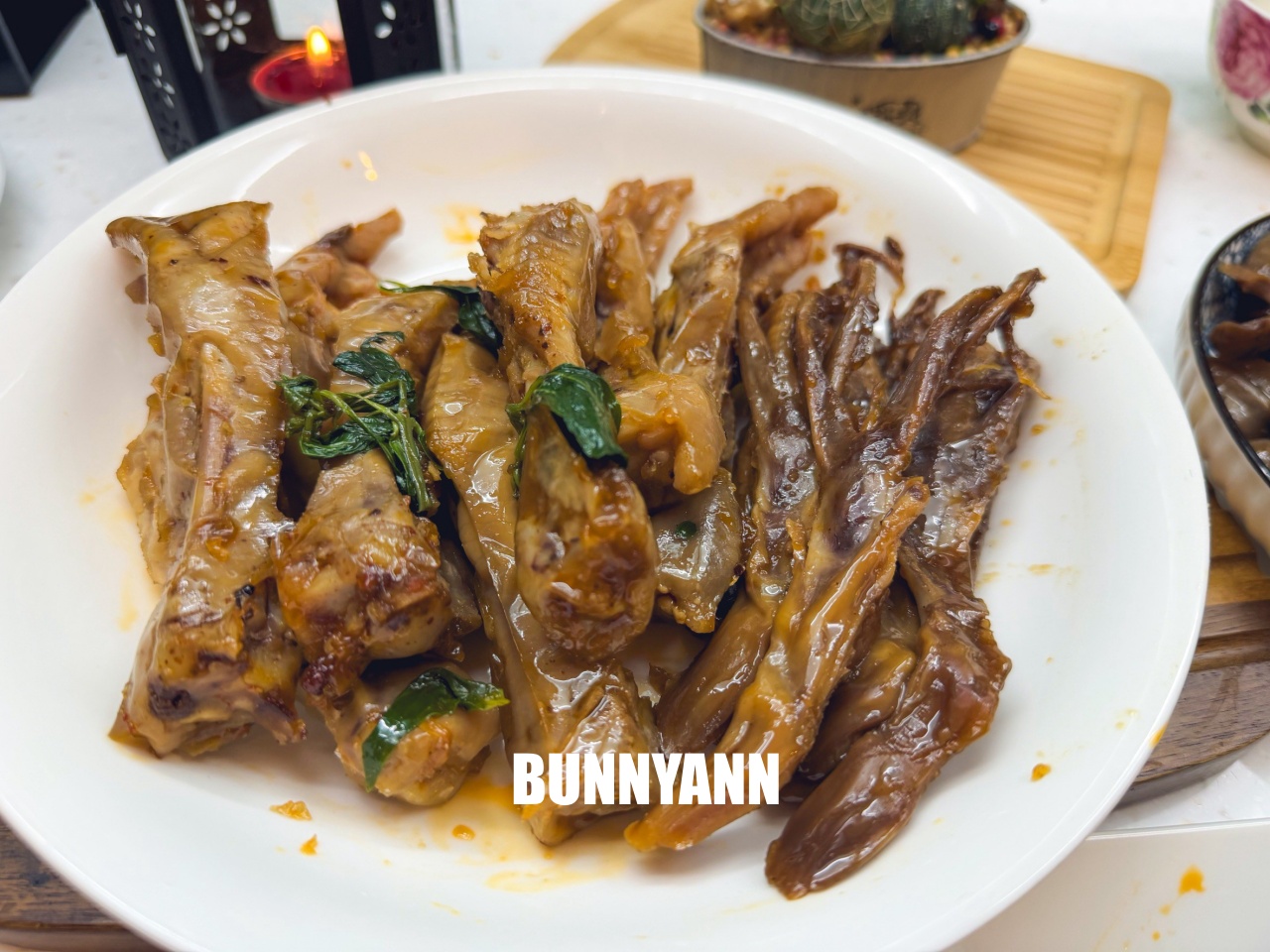 台南【承樑老黑糖滷味】超入味豬腳、鴨翅必買，職人手作真空包裝，追劇宵夜的最佳首選。