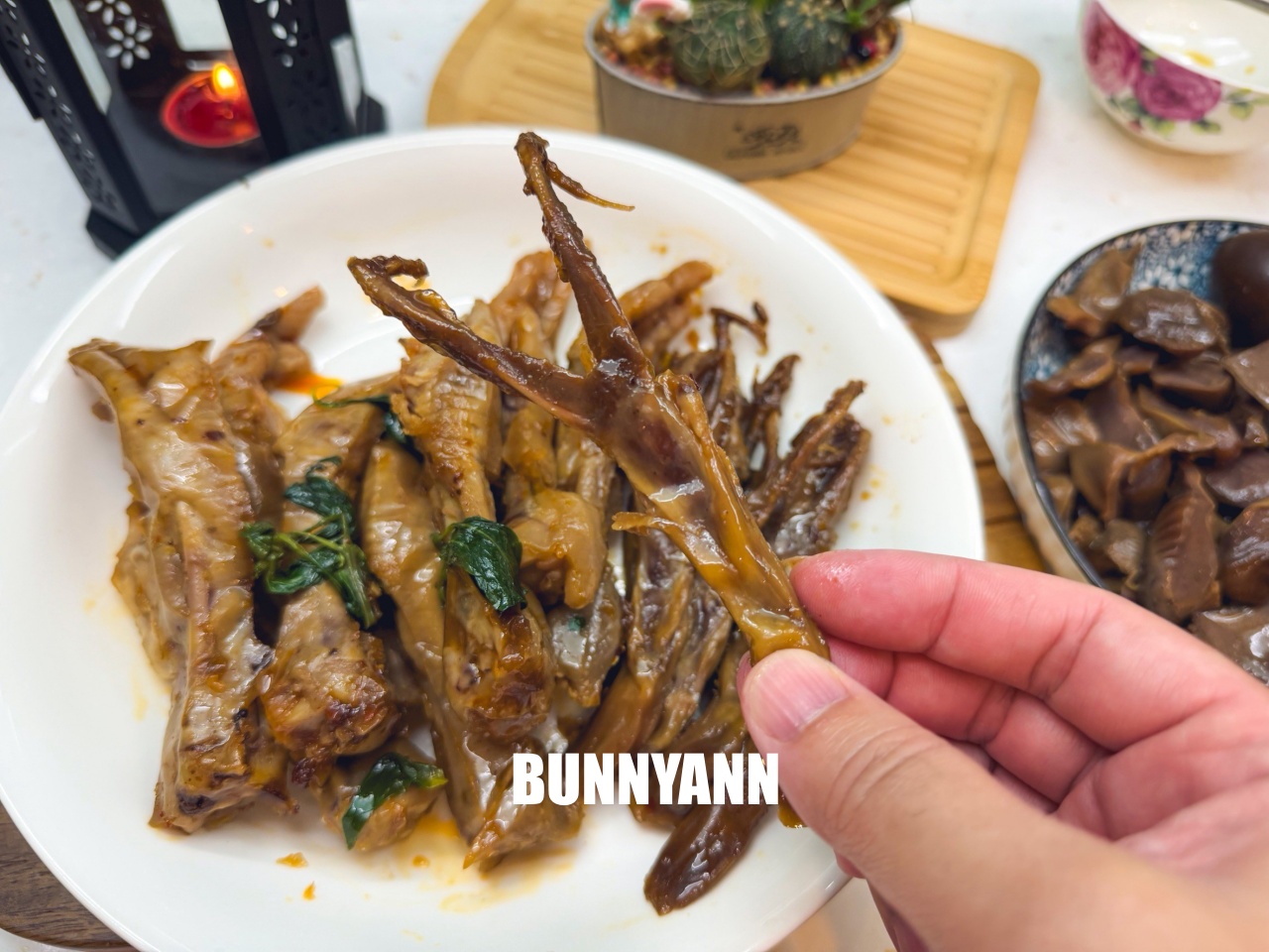 台南【承樑老黑糖滷味】超入味豬腳、鴨翅必買，職人手作真空包裝，追劇宵夜的最佳首選。