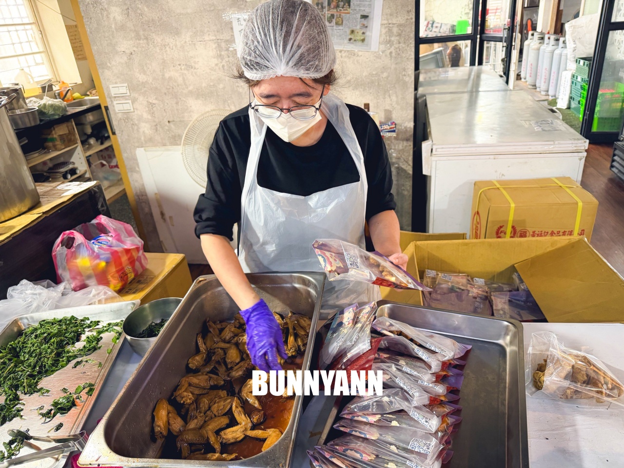 台南【承樑老黑糖滷味】超入味豬腳、鴨翅必買，職人手作真空包裝，追劇宵夜的最佳首選。