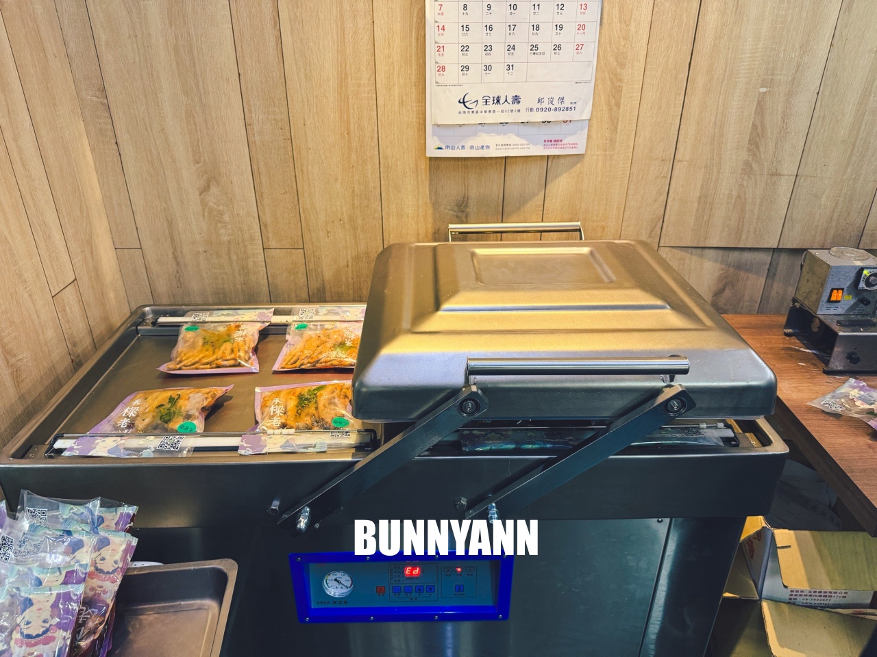 台南【承樑老黑糖滷味】超入味豬腳、鴨翅必買，職人手作真空包裝，追劇宵夜的最佳首選。