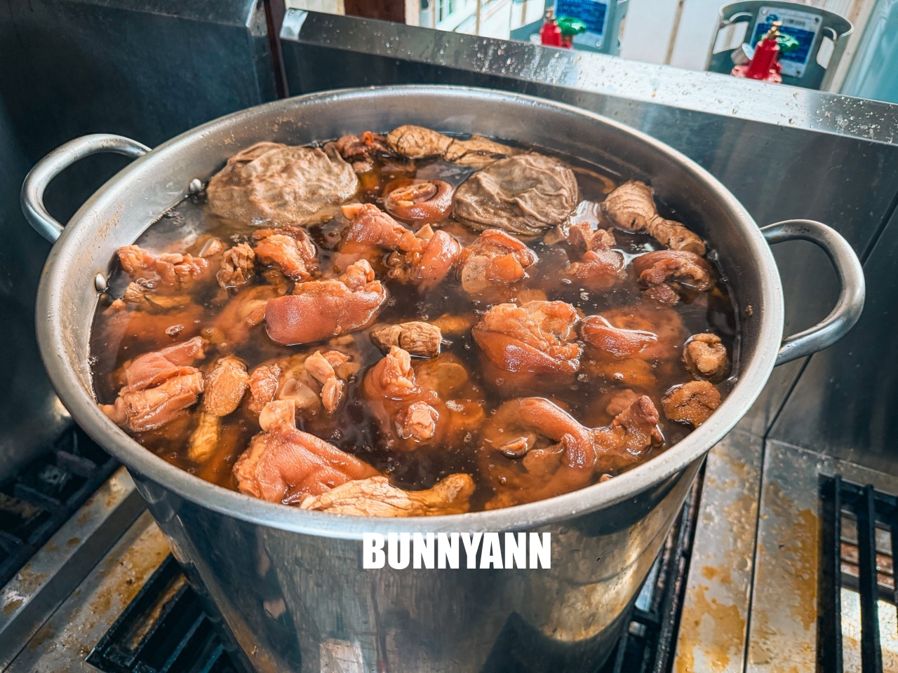 台南【承樑老黑糖滷味】超入味豬腳、鴨翅必買，職人手作真空包裝，追劇宵夜的最佳首選。