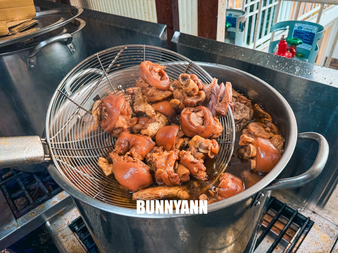 台南【承樑老黑糖滷味】超入味豬腳、鴨翅必買，職人手作真空包裝，追劇宵夜的最佳首選。