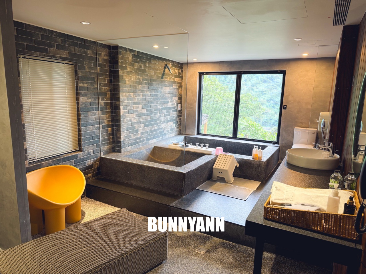 烏來溫泉【烏來旅晨溫泉民宿】隱身山頭的優質湯屋，夢幻Tiffany藍池子，邊泡湯邊看無敵山景。