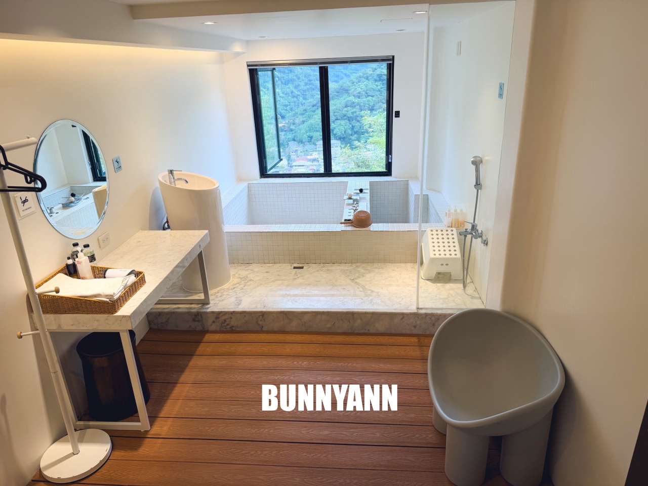 烏來溫泉【烏來旅晨溫泉民宿】隱身山頭的優質湯屋，夢幻Tiffany藍池子，邊泡湯邊看無敵山景。