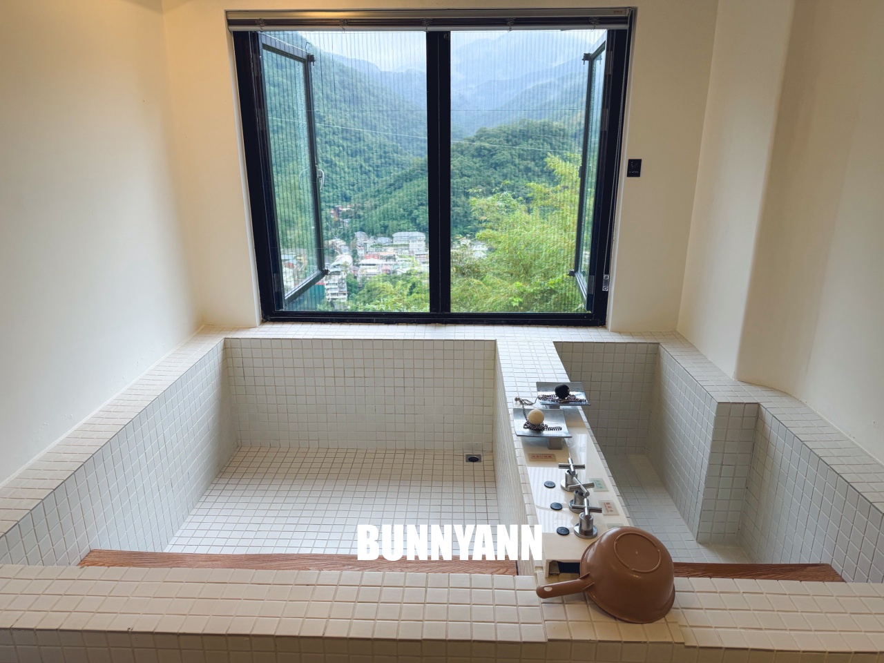 烏來溫泉【烏來旅晨溫泉民宿】隱身山頭的優質湯屋，夢幻Tiffany藍池子，邊泡湯邊看無敵山景。