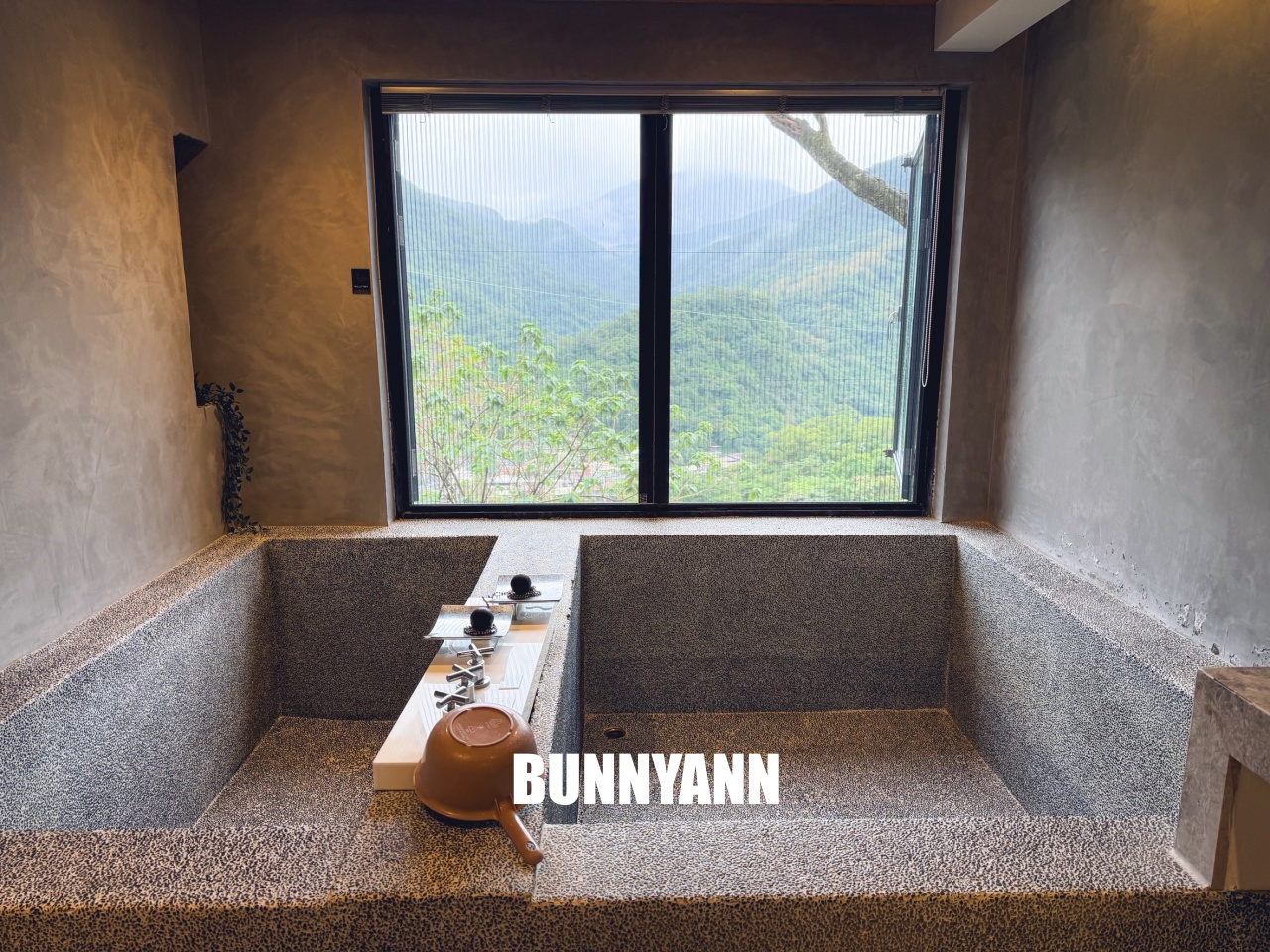 烏來溫泉【烏來旅晨溫泉民宿】隱身山頭的優質湯屋，夢幻Tiffany藍池子，邊泡湯邊看無敵山景。